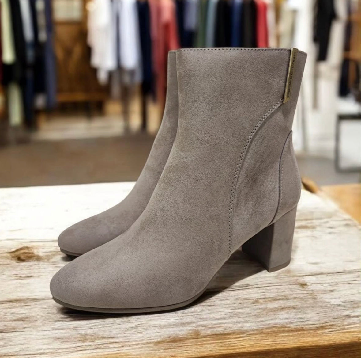 Stivaletto da donna in suede - Stivaletto basso in morbida pelle